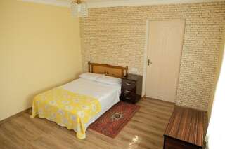 Отели типа «постель и завтрак» Seva Vegetarian Guesthouse in Byurakan Бюракан Двухместный номер с 1 кроватью или 2 отдельными кроватями, вид на горы-1