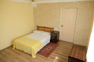 Отели типа «постель и завтрак» Seva Vegetarian Guesthouse in Byurakan Бюракан Двухместный номер с 1 кроватью или 2 отдельными кроватями, вид на горы-9